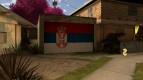 El serbio de la bandera en la puerta del garaje