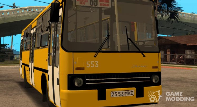 El ikarus 260.04 de autobús de la ciudad