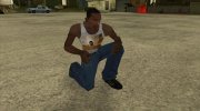 Белая майка перед столом para GTA San Andreas miniatura 3
