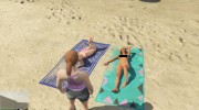 Девушки топлес на пляже для GTA 5 миниатюра 3
