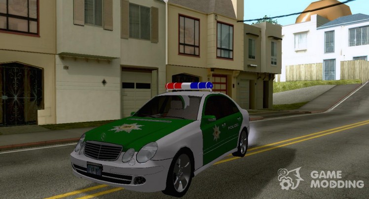 Полицейский Mercedes Benz E500