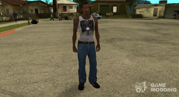 Camiseta blanca contra los árboles