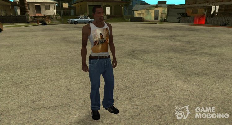 Camiseta blanca frente a la mesa